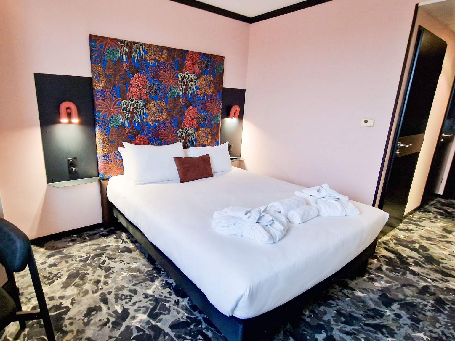 Chambre au mur taupe Hotel Valmy Dijon Nord Kyriad Prestige