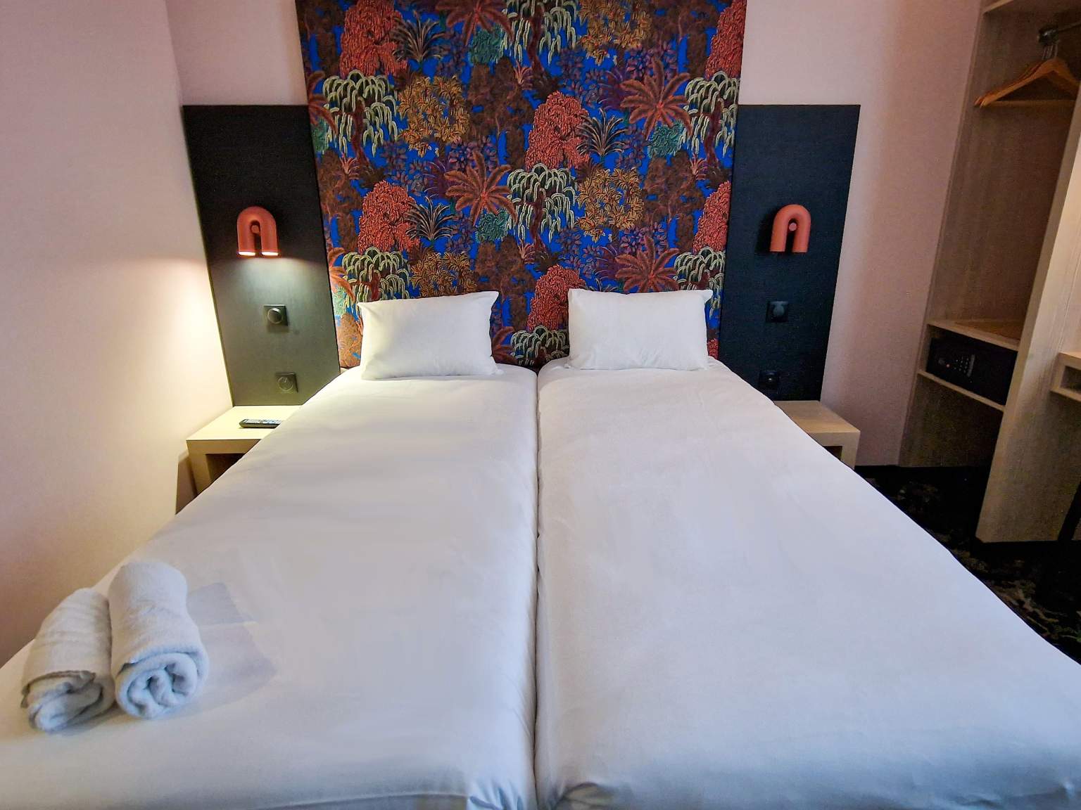 chambre au mur vert Hotel Valmy Dijon Nord Kyriad Prestige